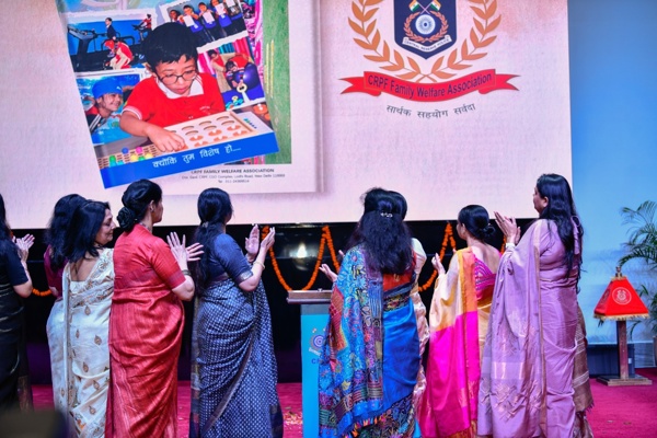 माननीय अध्यक्षा CWA द्वारा सानिध्य पत्रिका का उद्घाटन